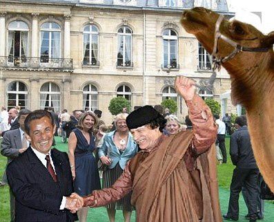 Accueil à Paris du Colonel Kadhafi par Nicolas Sarkozy - Tel affiche la paix sur son front, qui porte la guerre dans le cœur - Quelle folie d'avoir cru aux sourires de ce président français... 