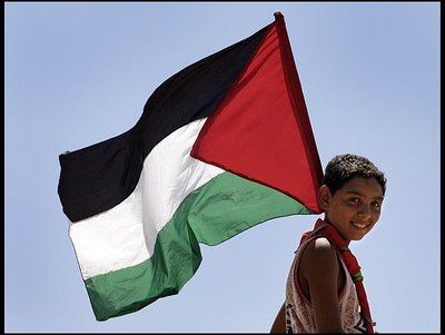 Drapeau de la Palestine porté par un enfant - Photo du site nerati.net - Cliquer sur l'image 