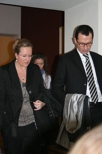 4-esw-coming-into-the-court-room-en.jpg