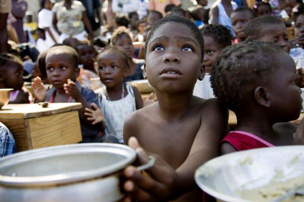 haiti-3-a-child-awaits-for-the-distribution-of-meals-by-wfp.jpg