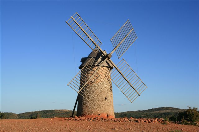 La Couvertoirade moulin à vent Rédounel