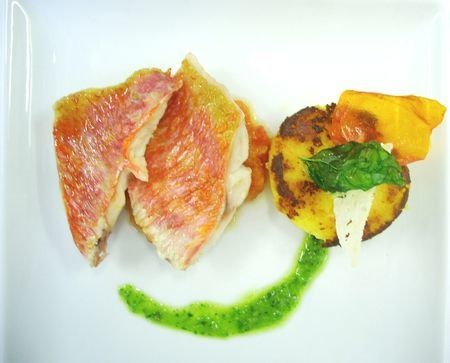 Filets_de_rouget__concass_e_de_tomates__polenta_et_pesto