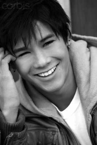   So when there was still a Blockbuster near my house. I used to pick up the stupidest horror movies or some really good ones. 666: THe child was one of them and that is where I found Booboo stewart. He was cute then and grew up damn attractive. 