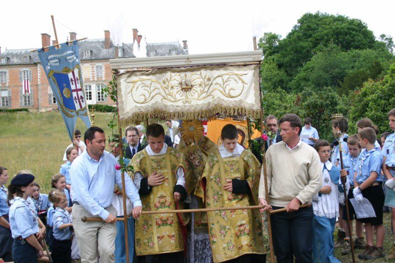 Photos de la procession de la Fête Dieu le dimanche 6 juin 2010.