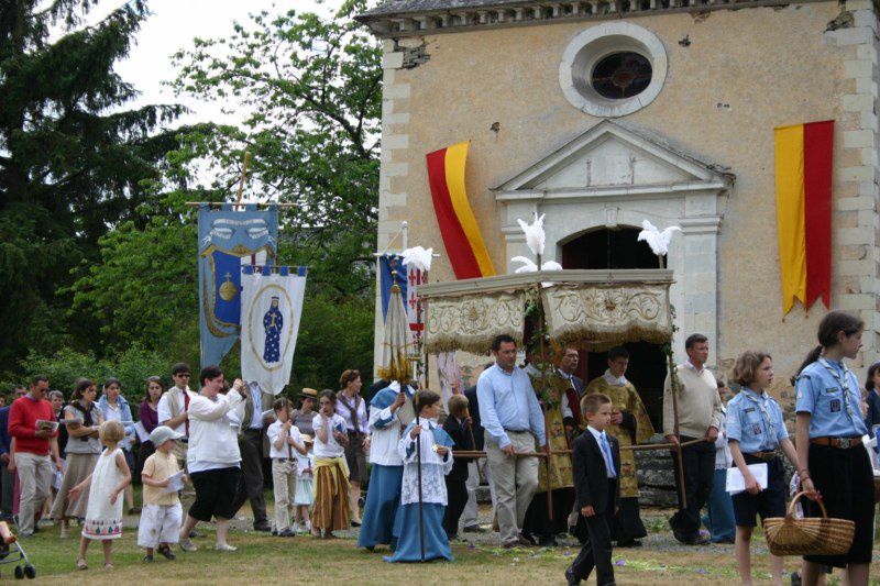 Photos de la procession de la Fête Dieu le dimanche 6 juin 2010.