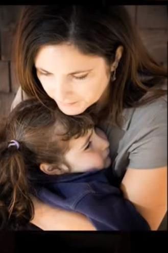 NVIC-maman-qui-protege-sa-fille.JPG