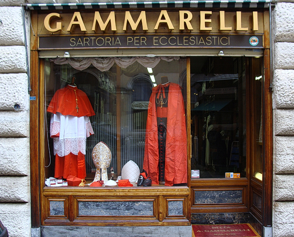 Gammarelli-tailleur-du-pape.png