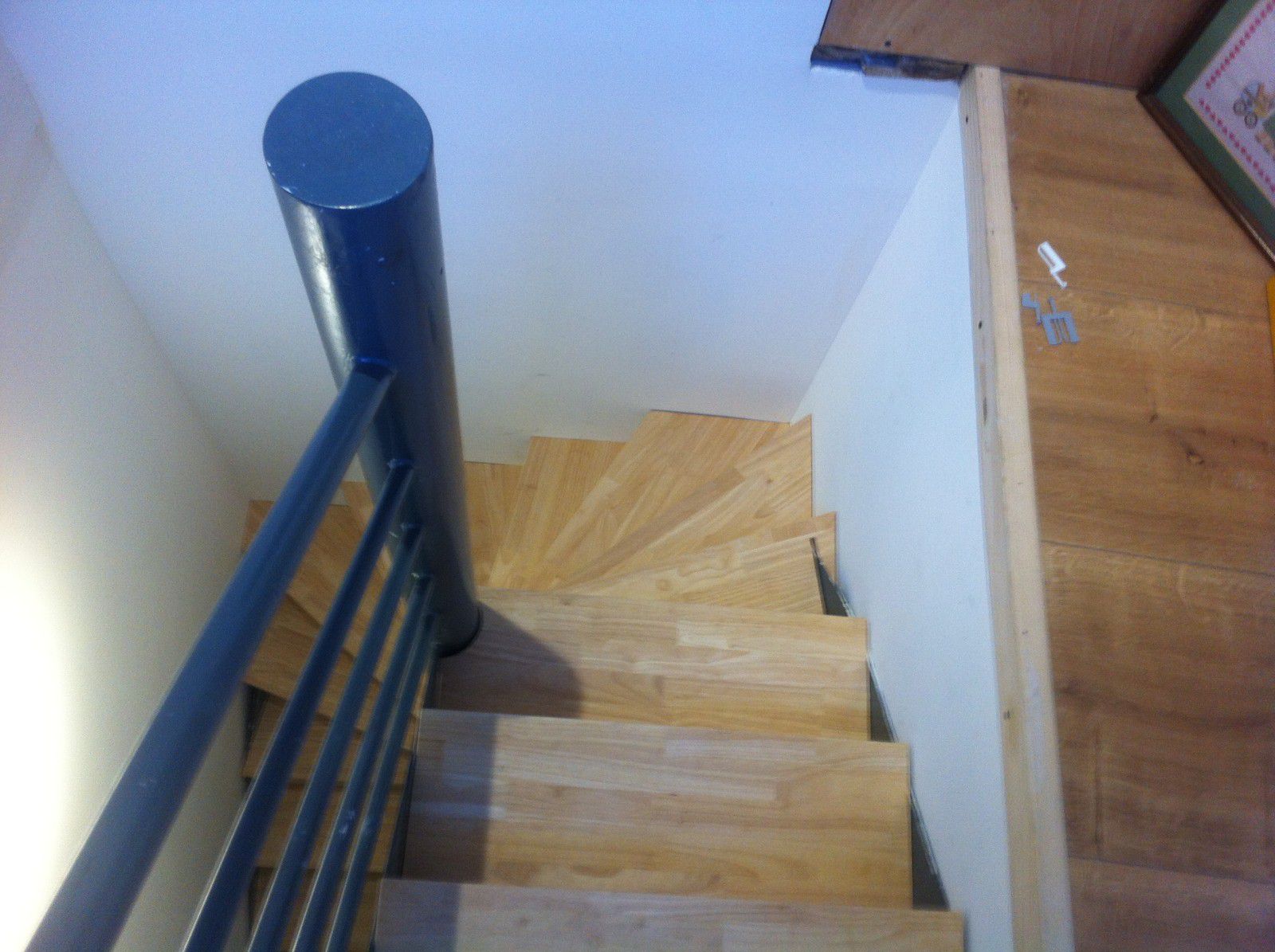 Habillage sur mesure d'un escalier métal avec du bois massif type Hévéa