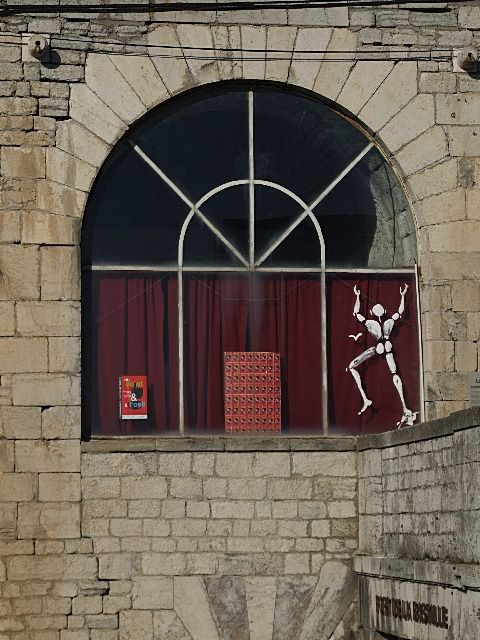 38 - Grenoble - Homme blanc à la fenêtre de la Bastille