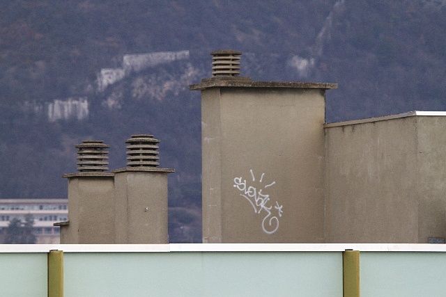 38 - Grenoble - tag blanc sur une haute terrasse