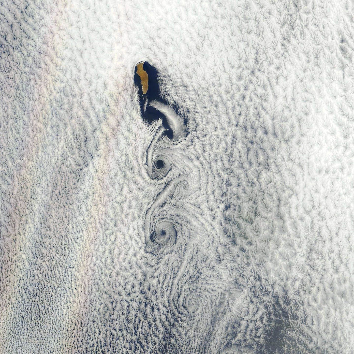 Quelques beaux exemples d'allées de tourbillons de Benard - Von Karman vus par satellite