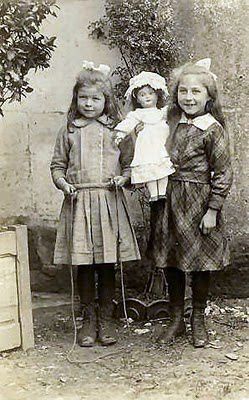 1900s 2girls doll
