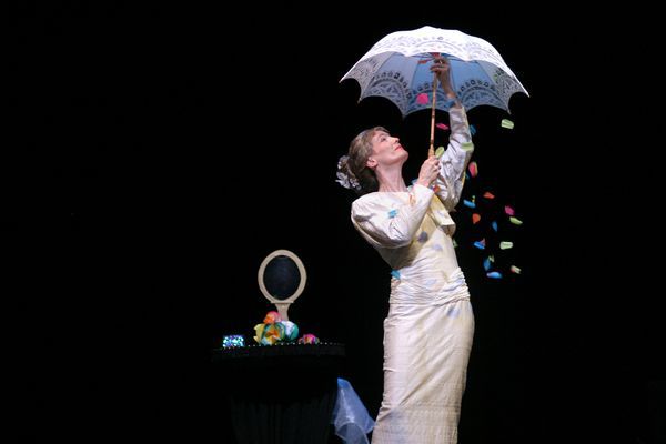 Alice parapluie et confetti