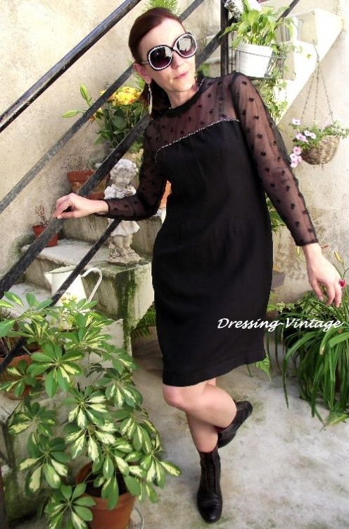 robe-vintage-60-dentelle-et-strass-noire2.jpg
