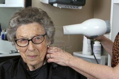 6755968-femme-senior-active-dans-le-salon-de-coiffure-avec-.jpg