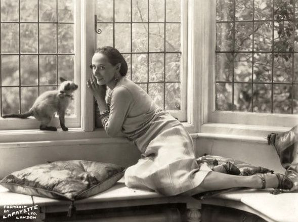 ap-with-her-Siamese-cat--in-her-London-home1920-19-copie-1.jpg