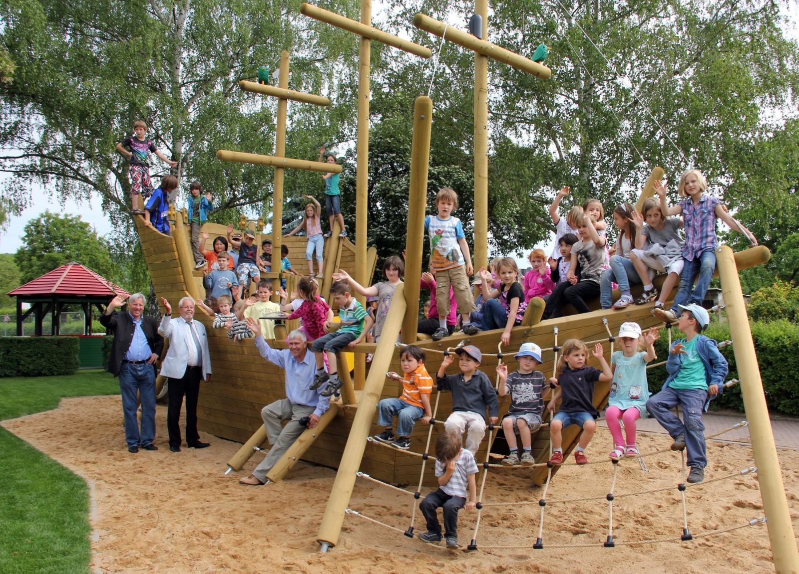 spielplatzmainlaendeeroeffnung01Schiffahoi2JPG