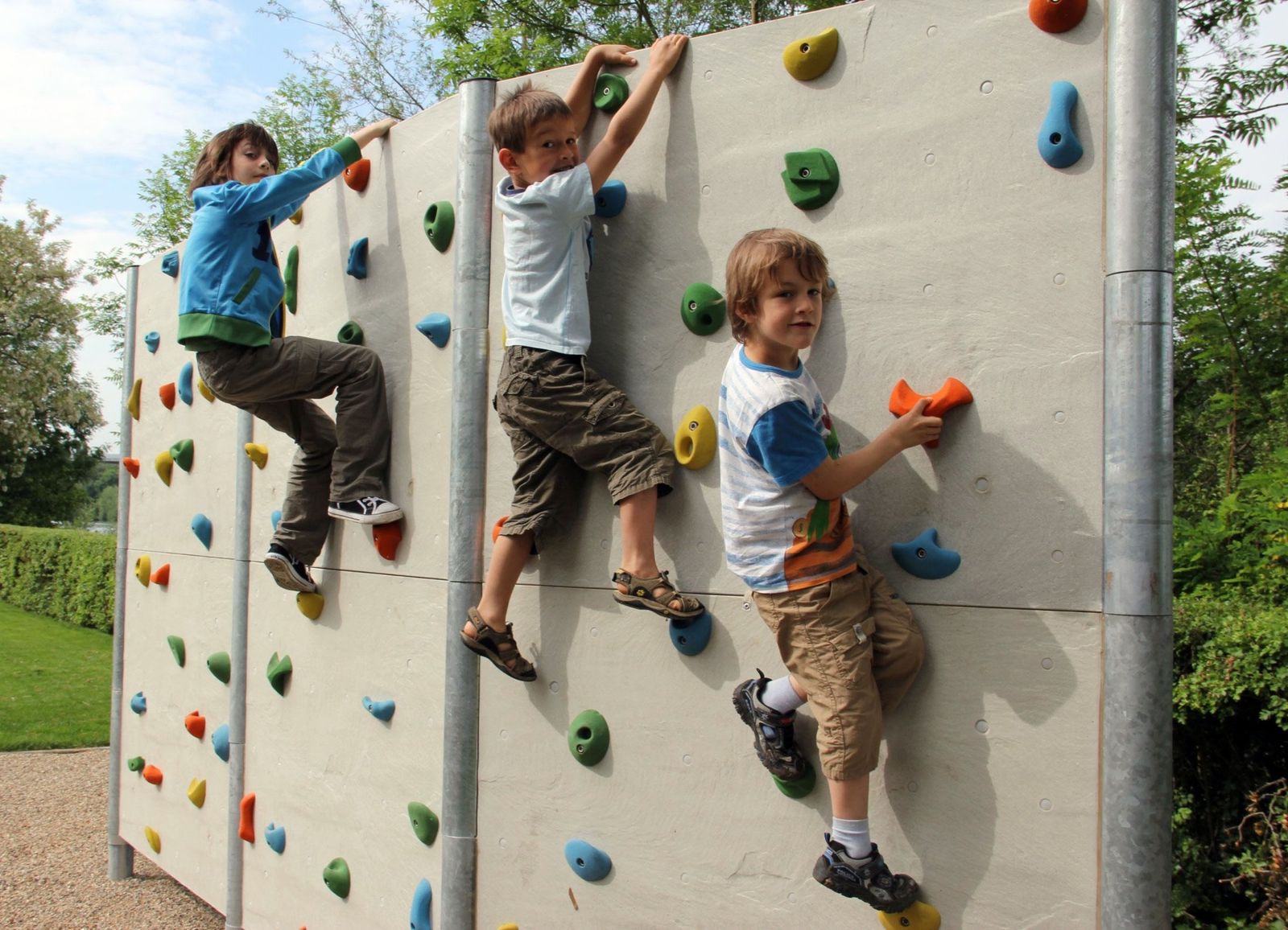 spielplatzmainlaendeeroeffnung03Boulderwand1