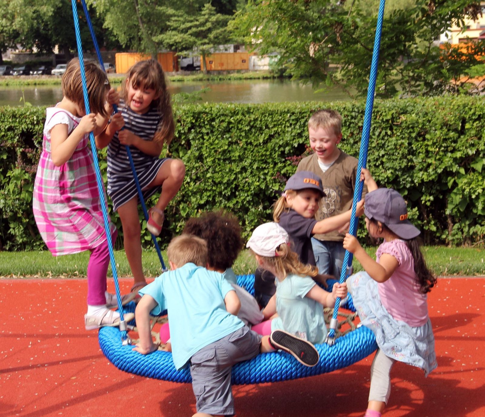spielplatzmainlaendeeroeffnung03DoppelschaukelLuna01