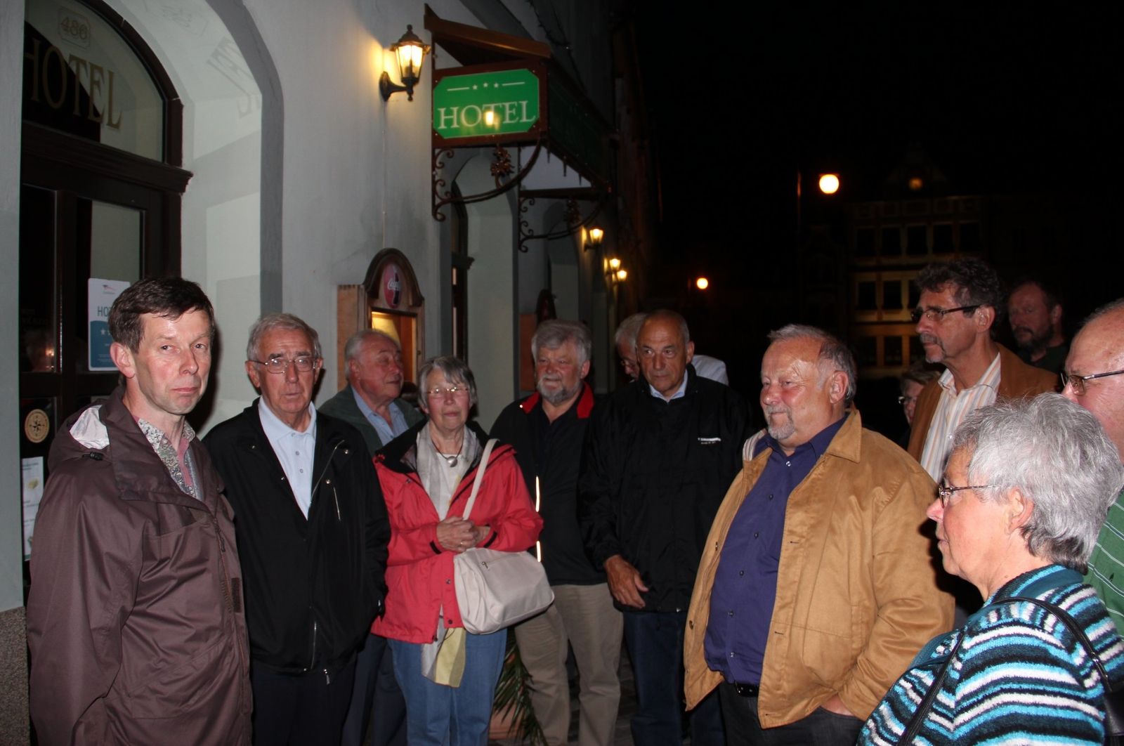 1neideckbeinachtFuehrungPetrRoikNeideckvorHotelAnna1