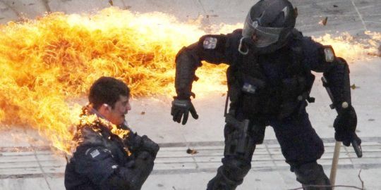 1484364_3_79d6_un-policier-s-enflamme-a-athenes-pendant-la.jpg