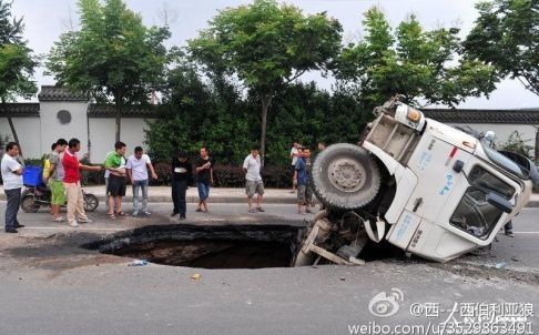 Sinkhole_Xian_Chine_27_07_2013.jpg