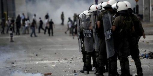 la-police-face-aux-manifestants-contre-l-austerite-la_33792.jpg