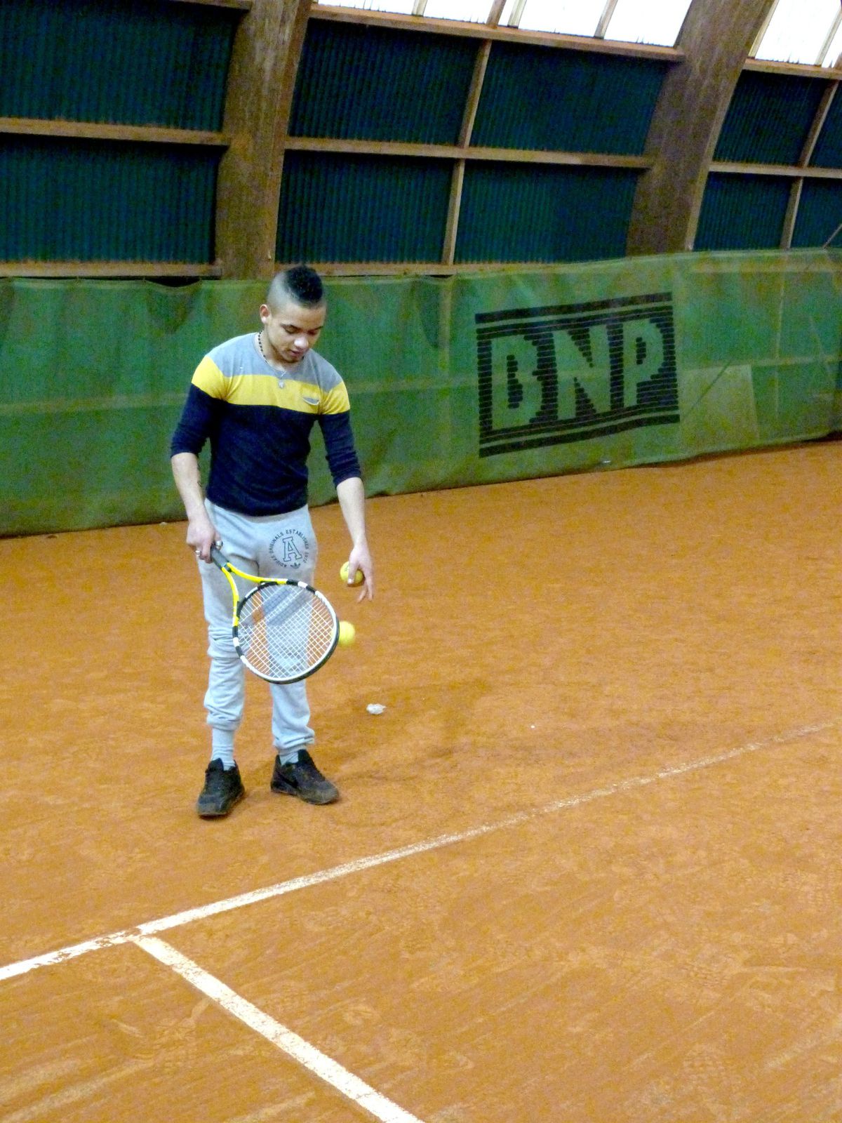 initiation tennis, février 2015 : Aleksänder, John, Redi, Farid