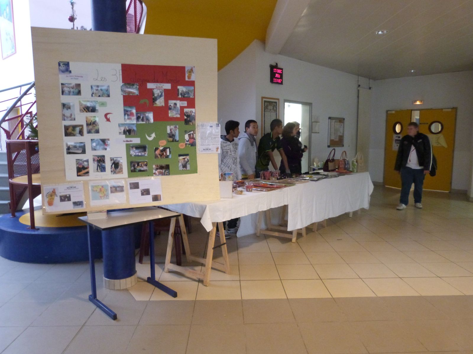Décembre 2012 : Journée de vente en faveur de Madagascar au sein du lycée Jean Capelle à Bergerac à l'initiative d'Adnan