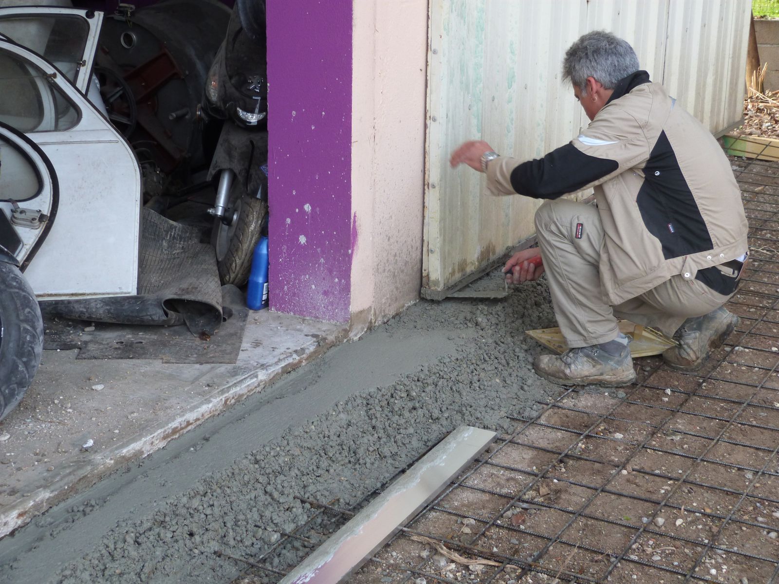 Réalisation d'une dalle en béton et d'une évacuation devant les ateliers de la SAVA, mai 2013