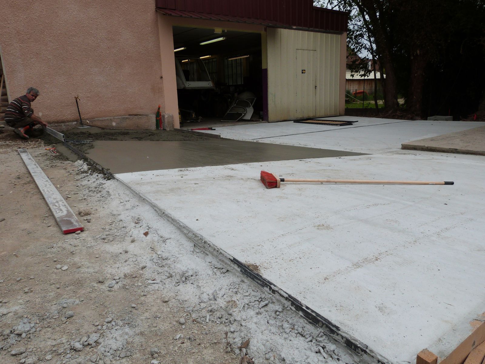 Réalisation d'une dalle en béton et d'une évacuation devant les ateliers de la SAVA, mai 2013