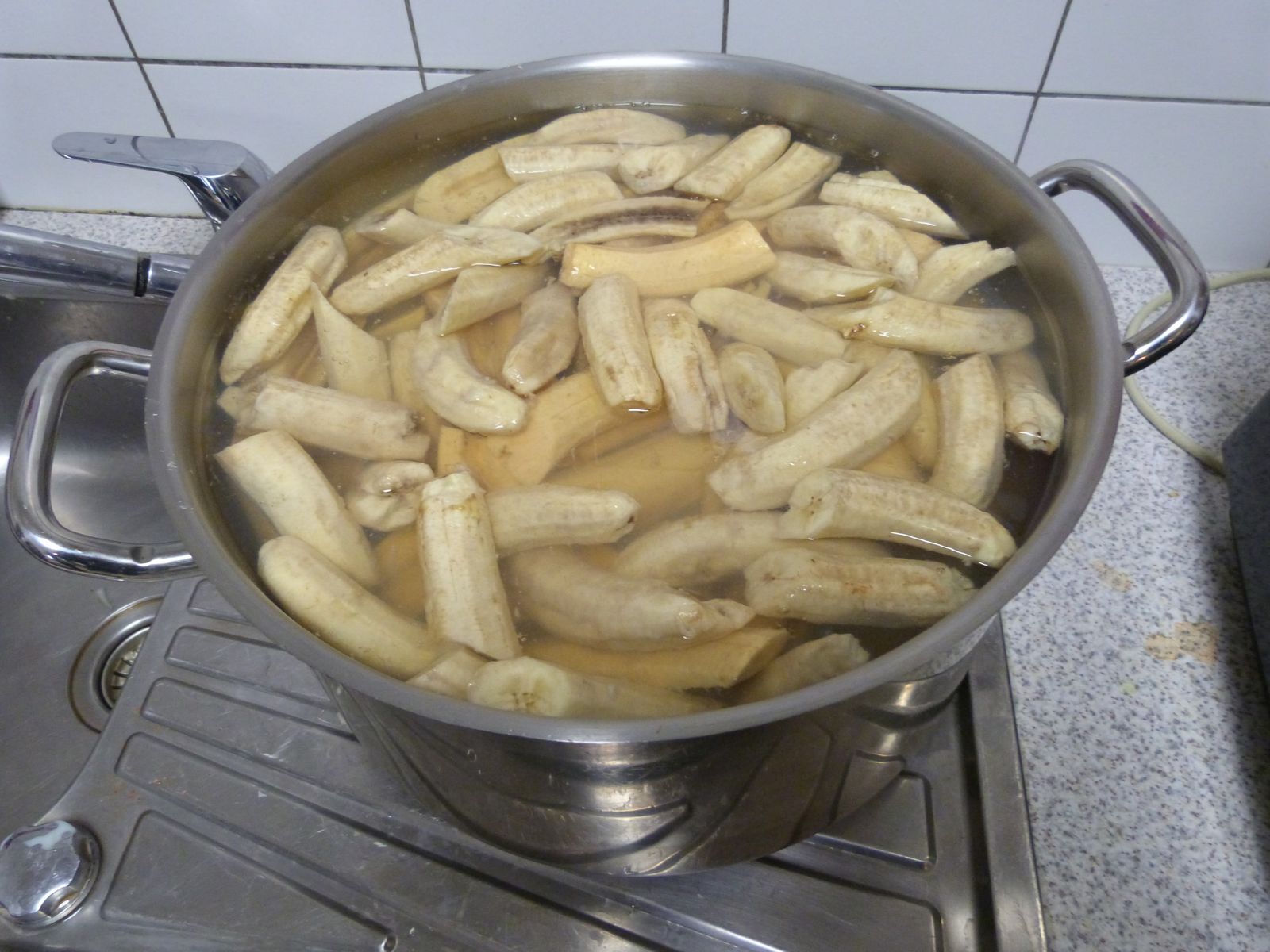 Février 2014. 2ème repas mahoré de l'histoire de la SAVA : au menu samboussa et boeuf bananes coco