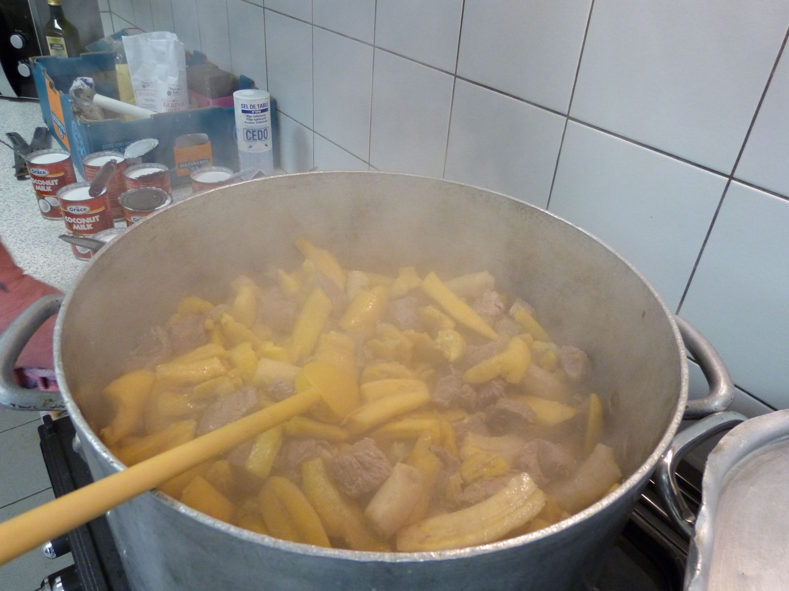 Février 2014. 2ème repas mahoré de l'histoire de la SAVA : au menu samboussa et boeuf bananes coco