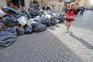 Mezza-maratona-di-Napoli-atleti-in-slalom-tra-i-sacchi-di-r.jpg