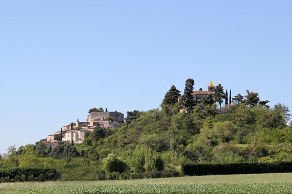La-Batie-Rolland vue du village perche ensemble en drome provencale pres de Montélimar