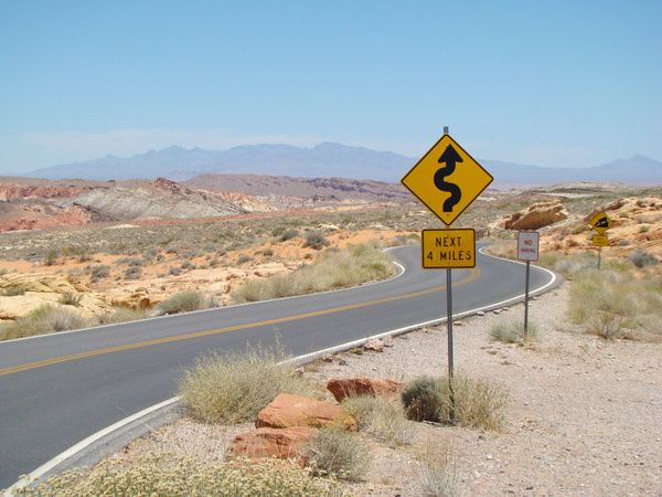 Vallee-du-Feu-entrée et route.jpg