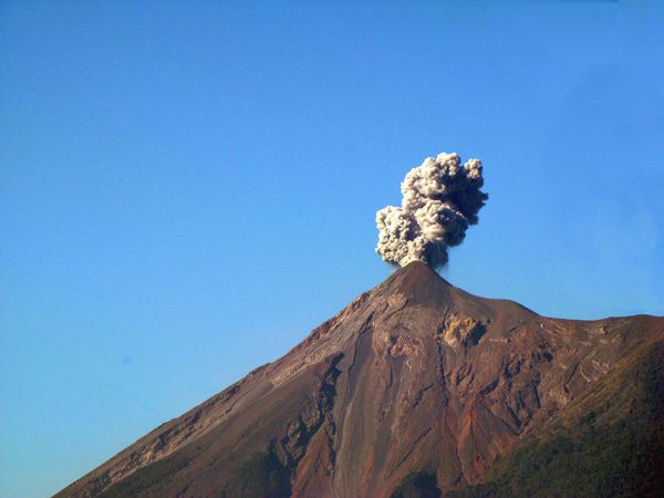 ANTIGUA-guatemala volcan.jpg