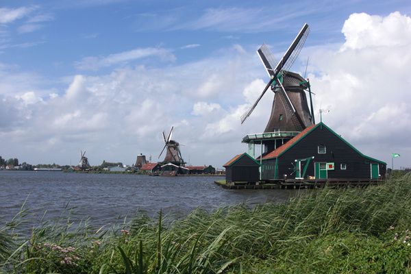 Photo aux Pays-Bas-hollande-les-moulins-à vent de-Kinderdijk-sur-les-digues inscrits au patrimoine de l'unesco.jpg