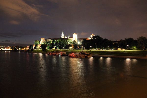 Cracovie-chateau-de-nuit vu depuis le pont.jpg