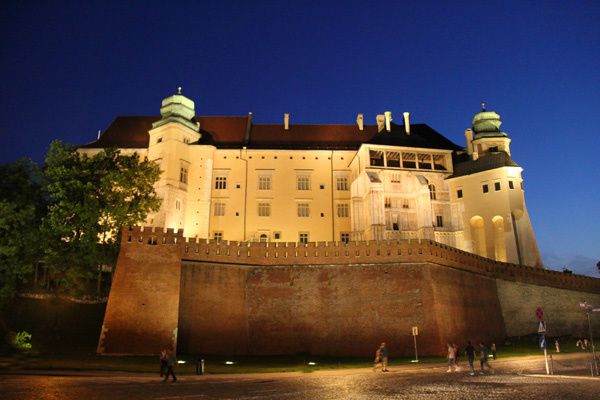 Photo de Cracovie le chateau ou château de nuit depuis le centre ville