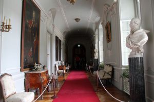 photo-interieur-chateau-lancut-couloir-blanc-pologne.jpg