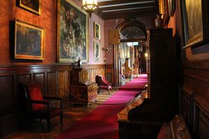 photo-interieur-chateau-lancut-couloir-rouge-pologne.jpg