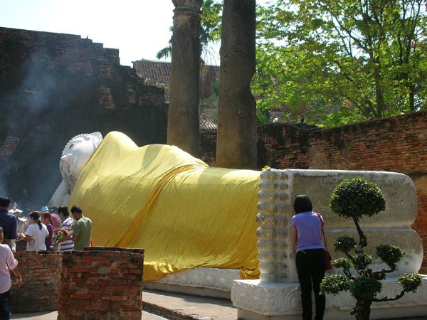 Ayutthaya---Wat-Yai-Chai-Mongkhom-buddha couché