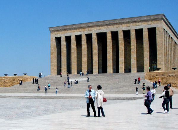 Ankara--Mausolee-Ataturk-.jpg