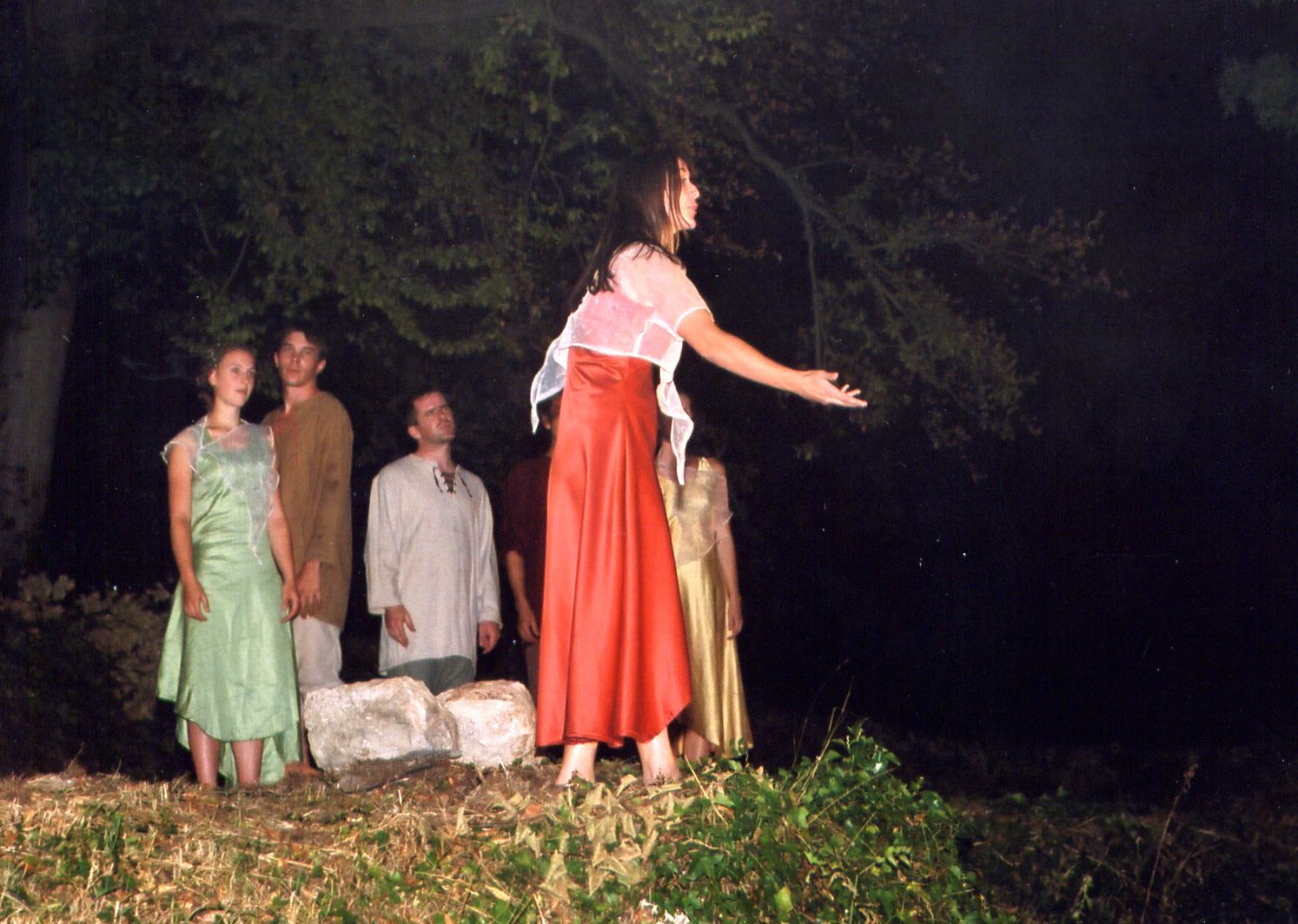 Premier spectacle des Mattagumber au château de Ferrette, les 20-21-27-28 août 2003.
En trois tableaux : 
I. La journée de travail
II. Le crépuscule des elfes
III. La nuit des sorcières