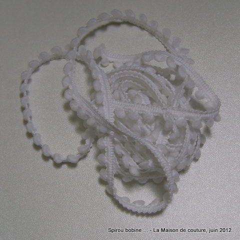 La-Maison-de-couture-ruban-pompons-blancs.JPG