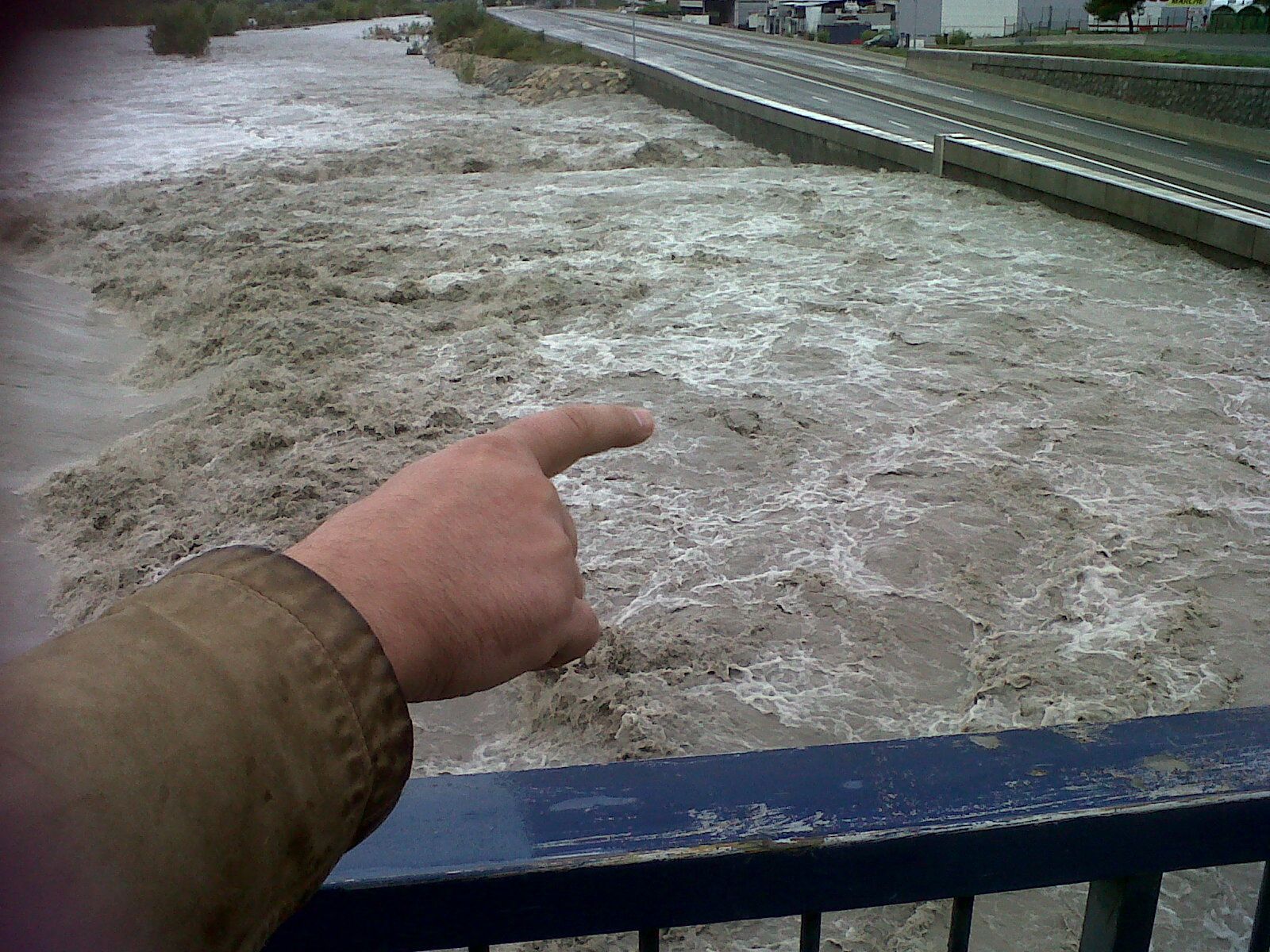 06/11/2011: Crue du fleuve VAR: Carros: Pont de la Manda -collectif-oin-plaineduvar