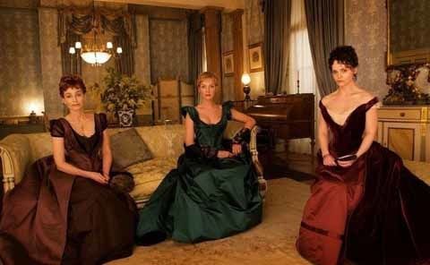 Bel-Ami---Kristin-Scott-Thomas--Uma-Thurman-et-Chr-copie-1.jpg