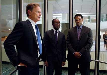 Flight----Bruce-Greenwood--Don-Cheadle-et-Denzel-Washington.jpg
