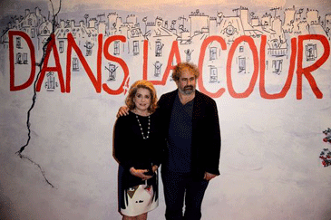 Dans-la-Cour---Catherine-Deneuve-et-Gustave-Kerven.gif